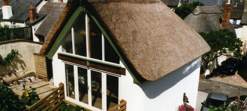 A white rendered thatched cottage built using Wallform 313 insulated concrete formwork